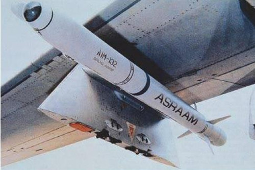 Đứng thứ tám là tên lửa AIM-132-ASRAAM do Anh và Mỹ hợp tác sản xuất. AIM-132 ASRAAM là tên lửa không đối không tầm ngắn, sử dụng phương pháp dẫn đường bằng hồng ngoại, hoạt động trong mọi điều kiện thời tiết. Đầu dò của AIM-132 ASRAAM có độ nhạy rất cao, có thể phát hiện được nhiệt lượng của vỏ máy bay do việc co xát với không khí. Nguồn ảnh: Pinterest.