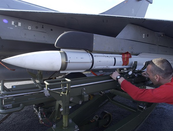 Do sử dụng động cơ nhiên liệu rắn, giúp MICA đạt vận tốc Mach 3, tầm bắn tối đa 80 km (khi ở độ cao 10 km) hoặc 20 km (khi ở độ cao 3.000 mét). MICA có sẵn hai phiên bản, đó là phiên bản dẫn đường bằng hồng ngoại (MICA IR) và radar (MICA RF). Nguồn ảnh: Pinterest.