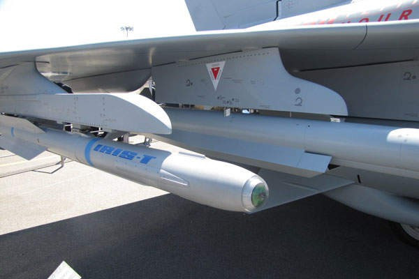 Thứ hai là loại tên lửa không đối không IRIS-T, đây là loại tên lửa phát triển bởi nhiều quốc gia, do Diehl BGT Defense của Đức lãnh đạo; mục đích nhằm thay thế tên lửa AIM-9 Sidewinder do Mỹ sản xuất, hiện đang được trang bị cho các thành viên NATO tại châu Âu. Nguồn ảnh: Pinterest.