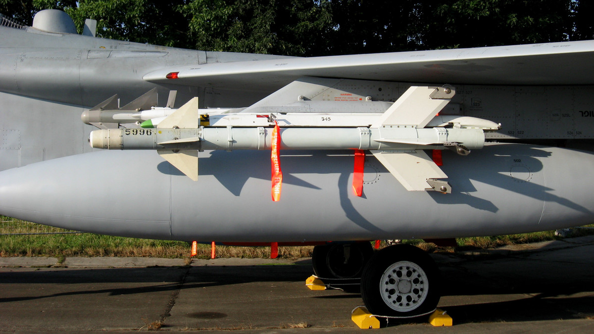 Thứ năm là tên lửa không đối không PYTHON-5 do Rafael của Israel sản xuất; dùng để tiêu diệt các mục tiêu trong và ngoài tầm nhìn. PYTHON-5 được trang bị bộ tìm kiếm hình ảnh quang điện tử tiên tiến, với khả năng khóa mục tiêu sau khi phóng. Tên lửa có thể khóa vào các mục tiêu sau khi phóng, ngay cả khi mục tiêu lệch 100 độ so với hướng bay của tên lửa. Nguồn ảnh: Pinterest.