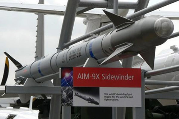 Thứ bảy là tên lửa tầm ngắn AIM-9X-SIDEWINDER, do Raytheon của Mỹ sản xuất. Đây là tên lửa không đối không dẫn đường bằng hồng ngoại; được sử dụng rộng rãi trong Quân đội Mỹ cũng như quân đội các quốc gia đồng minh của Mỹ; loại tên lửa này được đánh giá là có mức chính xác cao, kháng nhiễu tốt. Nguồn ảnh: Pinterest.