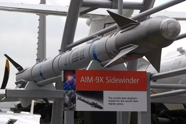 Thứ bảy là tên lửa tầm ngắn AIM-9X-SIDEWINDER, do Raytheon của Mỹ sản xuất. Đây là tên lửa không đối không dẫn đường bằng hồng ngoại; được sử dụng rộng rãi trong Quân đội Mỹ cũng như quân đội các quốc gia đồng minh của Mỹ; loại tên lửa này được đánh giá là có mức chính xác cao, kháng nhiễu tốt. Nguồn ảnh: Pinterest.