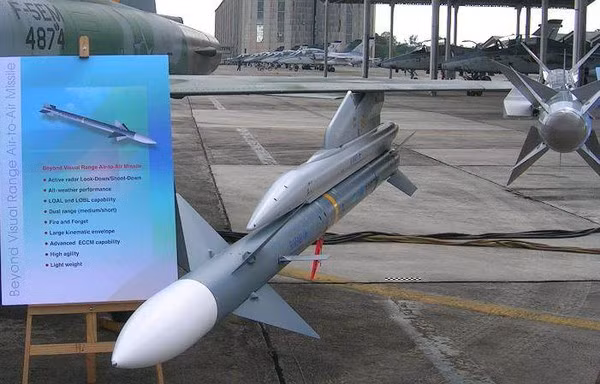 Thứ chín là tên lửa DERBY, được phát triển bởi công ty quốc phòng Rafael của Israel, đây là loại tên lửa không đối không tầm xa. So với các đối thủ khác, DERBY được thiết kế cho cả không chiến trong lẫn ngoài tầm nhìn; tên lửa có thể hoạt động trong mọi điều kiện thời tiết và khả năng kháng nhiễu điện tử cao. Nguồn ảnh: Pinterest.