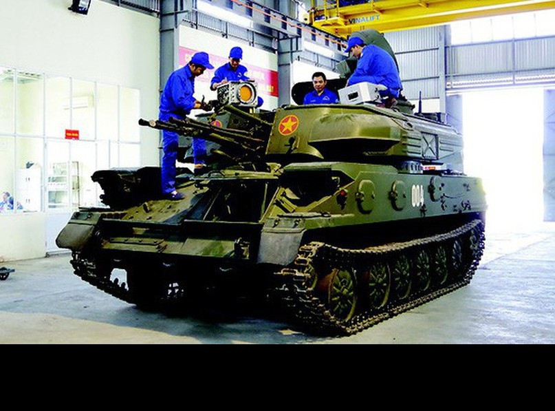 Quân đội ta hiện nay cũng sở hữu các tổ hợp pháo phòng không tự hành Zsu-23-4 Shilka sử dụng 4 pháo bắn nhanh 2A7 cỡ nòng 23mm. Đây là tổ hợp pháo có tốc độ bắn cực cao, tạo lưới lửa dày đặc có thể bắn hạ phương tiện bay tầm thấp của đối phương một cách dễ dàng, đồng thời được dẫn bắn bằng radar điện tử giúp cho độ chính xác khá cao. Đặc biệt, Việt Nam còn tự nâng cấp tăng cường thêm hỏa lực cho Zsu-23-4 với các ống phóng tên lửa phòng không (MANPADS) và radar mới tăng thêm khả năng tác chiến trong môi trường hiện đại. Ảnh: Pháo phòng không tự hành Zsu-23-4 tại nhà máy - Nguồn: QĐND