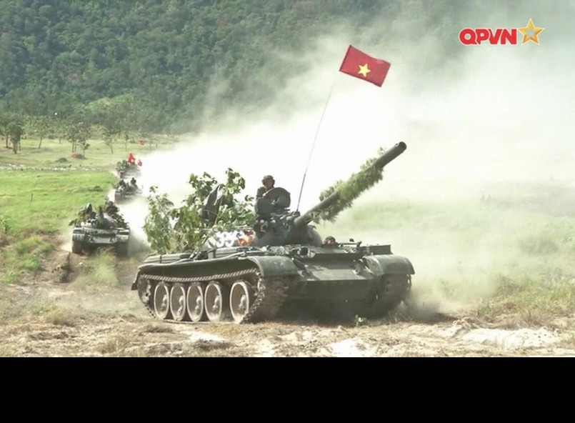 Xét về chiến thuật, ngày nay trong đội hình bộ binh phối thuộc tăng - thiết giáp hành tiến trống trải, việc thiết lập ô phòng không lục quân tầm thấp, ngăn chặn UAV là rất cần thiết. Đối với Lục quân Việt Nam, từ lâu chúng ta đã sở hữu nhiều trang bị, "bảo bối" cùng nhiều phương thức săn đuổi, ngăn chặn các UAV được đánh giá là khá hiệu quả. Ảnh: Đội hình xe tăng Việt Nam hành tiến