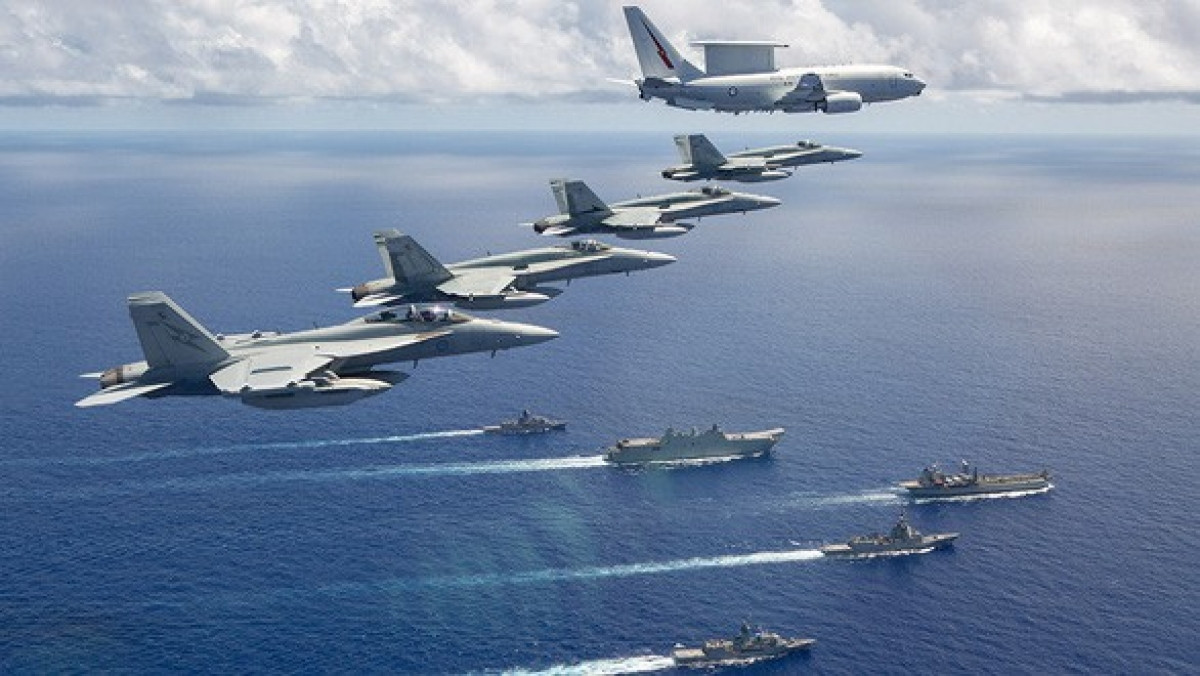 Tuy nhiên tiêm kích tấn công có những yếu điểm đó là thời gian tác chiến hạn chế, thường chỉ là vài giờ trong khi tàu chiến mặt nước cỡ lớn thông thường có thể bám biển đến hơn 1 tháng. Ngoài ra, tiêm kích chỉ có thể mang theo vài tấn vũ khí bao gồm cả bom, tên lửa,… trong khi tàu chiến nặng vài ngàn tấn có thể mang theo nhiều loại khí tài hạng nặng từ chống hạm, chống ngầm cho đến phòng không với số lượng lớn. Khi tấn công thường cần nhiều tiêm kích để tập kích một mục tiêu trong khi đó với lượng vũ khí mạnh mẽ thì một tàu chiến mặt nước cỡ lớn có thể cùng lúc tấn công vài mục tiêu.