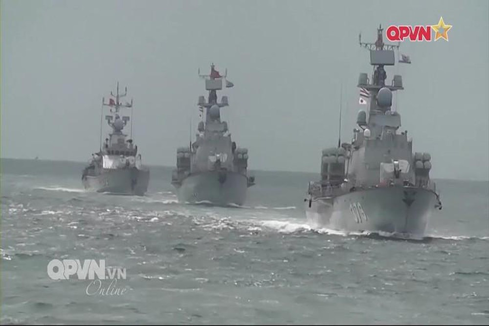 Dẫu vậy, cũng không phải tất cả các tàu chiến mặt nước đều được trang bị phòng không tầm trung - xa mà vẫn chủ yếu dùng các tổ hợp pháo cao tốc, tổ hợp phòng thủ tầm cực gần vốn chỉ có khả năng tấn công mục tiêu trong phạm vi dưới 10km. Chúng chỉ có thể chống lại các mục tiêu bay thấp như UAV, trực thăng trinh sát,… và đây cũng là khoảng cách mà tên lửa chống hạm đã vào pha cuối khiến cho cực kỳ khó đánh chặn. Ảnh: Biên đội tàu chiến mặt nước của Hải quân Việt Nam tác chiến.
