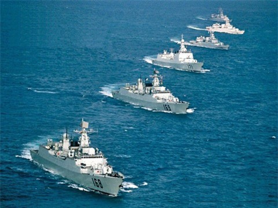 Qua thời gian, người ta cũng hiểu rõ được sự nguy hiểm của máy bay tiêm kích tấn công đối với tàu chiến mặt nước, do đó liên tục phát triển, tích hợp các loại tổ hợp phòng không hạm lên tàu chiến để nâng cao khả năng chống lại máy bay địch. Từ tổ hợp phòng thủ tầm cực gần CIWS cho đến tổ hợp tên lửa phòng không tầm trung, tầm xa để bảo vệ tốt hơn tàu chiến trước các cuộc công kích từ bầu trời.