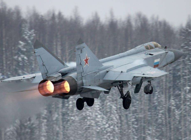 Tuy nhiên, do tầm hoạt động của MiG-25 quá ngắn và trang bị điện tử hàng không khá lạc hậu, do đó tiêm kích đánh chặn hai chỗ ngồi trong mọi thời tiết MiG-31 được phát triển; tính năng của loại tiêm kích này cũng trở thành vấn đề đau đầu của giới quân sự Mỹ và phương Tây. Ảnh: Chiến đấu cơ MiG-31 - Nguồn: Topwar