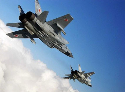 Máy bay chiến đấu MiG-31 là loại tiêm kích đánh chặn có tốc độ siêu thanh, được phát triển từ thời Liên Xô; loại tiêm kích này dựa trên sự cải tiến sâu của tiêm kích MiG-25. Ưu điểm lớn nhất của nó là có thể đạt tốc độ bay Mach-3 và được trang bị hệ thống điện tử hàng không tiên tiến hơn. Ảnh: Máy bay chiến đấu MiG-31 - Nguồn: Topwar