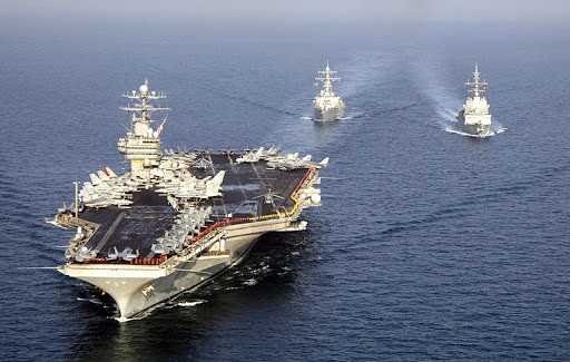 Sức mạnh của những biên đội tàu sân bay của Mỹ sẽ không thể được phát huy nếu vướng hỏa lực của A2/AD. Do đó, lực lượng này sẽ tham gia hạn chế vào các hoạt động “ngày đầu tiên” của cuộc chiến, nghĩa là tham gia vào các đợt hỏa lực "mở cửa" nhắm vào hệ thống A2/AD của đối phương, khi hệ thống phòng thủ của đối phương đang ở mức mạnh nhất. Nguồn ảnh: Hải quân Mỹ