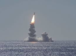 Nhưng thực tế, khi Ohio SSGN phóng tên lửa Tomahawk, nó nhanh chóng "xóa dữ liệu" và tiếp tục chạy im lặng, nó lại một lần nữa trở thành một cái "bóng ảo" trên biển. Do vậy Ohio SSGN là phương tiện hiệu quả nhất của Mỹ, có thể vượt qua hàng rào A2/AD của Trung Quốc dựng lên. Nguồn ảnh: Hải quân Mỹ.