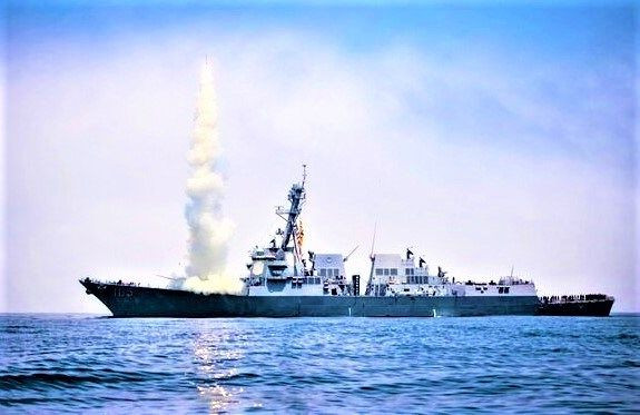 Trong nhiều cuộc chiến tranh sau đó, cách tiếp cận nhất quán của quân đội Mỹ là sử dụng tên lửa "Tomahawk" để khai hỏa, nên nó được mang biệt danh “sứ giả chiến tranh”. Hiện tại, Tomahawk chỉ được biên chế trong hải quân Mỹ, phiên bản phóng từ mặt đất và trên không đã bị hủy bỏ bởi Hiệp ước các lực lượng hạt nhân tầm trung ký giữa Mỹ và Liên Xô năm 1988. Nguồn ảnh: USNI.