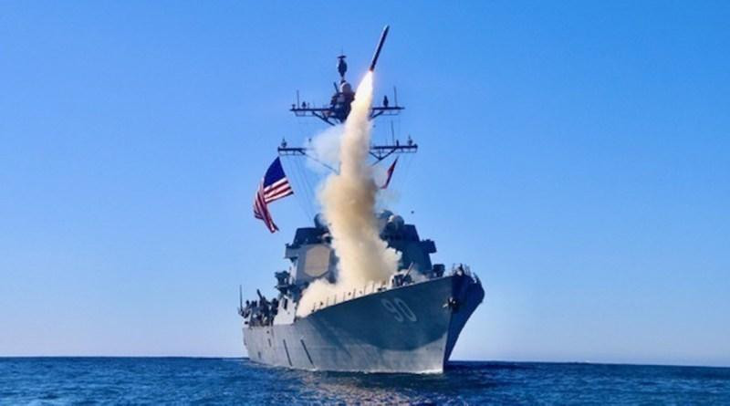 Thật trùng hợp, vào ngày 11/12, Hải quân Mỹ cũng thông báo, tàu khu trục Chafee lớp Arleigh Burke của Hải quân Mỹ, đã phóng thử thành công hai tên lửa hành trình Tomahawk Block-V vào ngày hôm đó và đều trúng mục tiêu. Đây là phiên bản mới nhất của loại tên lửa hành trình Tomahawk, nổi tiếng từ Chiến tranh vùng Vịnh năm 1991. Nguồn ảnh: USNI.