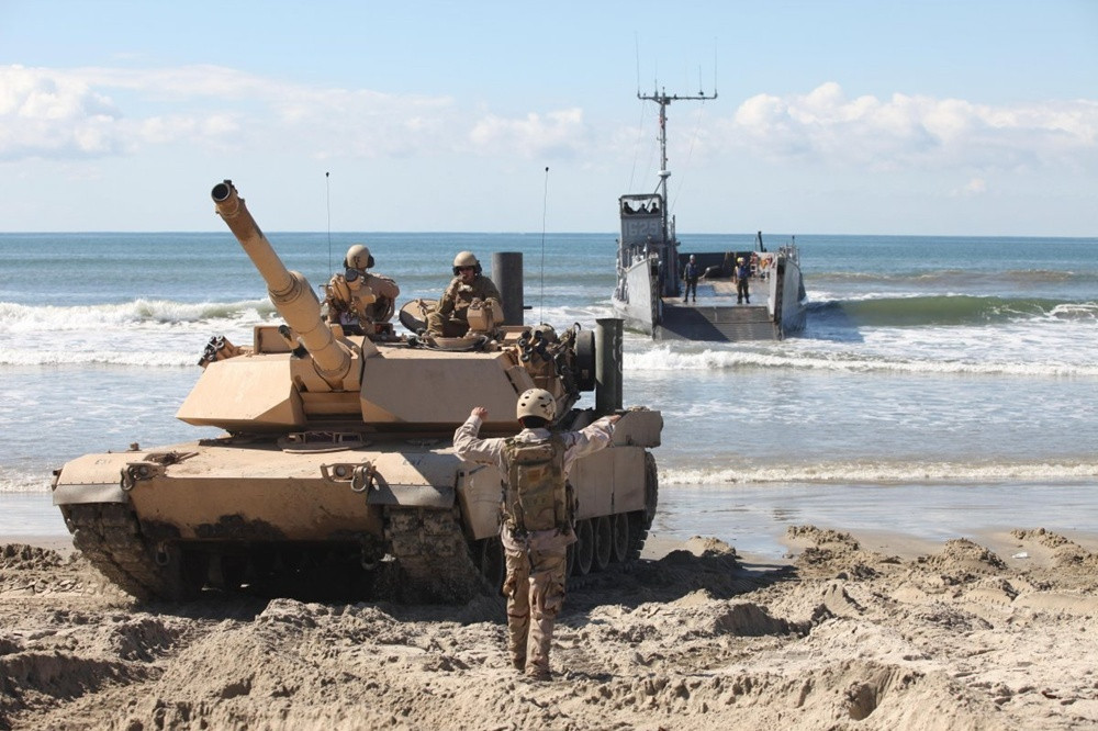 Đồng thời, Thủy quân lục chiến Mỹ đã bắt đầu một kế hoạch cải tổ đáng kể. Theo kế hoạch, tất cả các xe tăng chiến đấu chủ lực và hầu hết các trang thiết bị hạng nặng của Thủy quân lục chiến Mỹ sẽ được cho loại biên, để tập trung nhiều hơn vào các trang bị hạng nhẹ, chi phí thấp nhưng có khả năng chiến đấu tốt và cơ động. Ảnh: Xe tăng M1A1 của Thủy quân lục chiến Mỹ - Nguồn: Hải quân Mỹ.