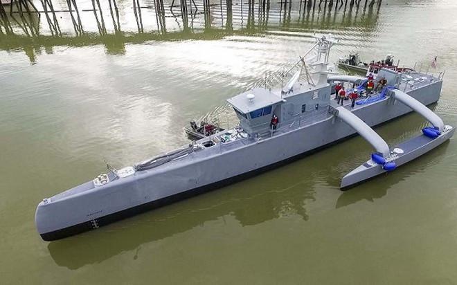 Trong tương lai gần, hạm đội tàu khu trục Trung Quốc có khả năng sẽ có hỏa lực mạnh hơn các tàu khu trục của Mỹ, điều này đã khiến Mỹ chú ý hơn đến phương pháp tác chiến phi đối xứng trong các trận hải chiến; trước mắt Hải quân Mỹ sẽ tập trung phát triển các phương tiện chiến đấu không người lái. Ảnh: Tàu chiến không người lái SeaHunter của Hải quân Mỹ - Nguồn: Hải quân Mỹ.