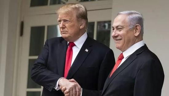 Theo truyền thống của Mỹ, các đời tổng thống đương nhiệm sẽ gây ít nhất một cuộc chiến cục bộ. Nếu giả sử Trump có phát động một cuộc chiến tranh, thì cũng được cho là tiếp nối truyền thống của các đời tổng thống Mỹ mà thôi. Ảnh: Tổng thống Mỹ D. Trump (trái) và Thủ tướng Israel Benjamin Netanyahu – Nguồn: AP