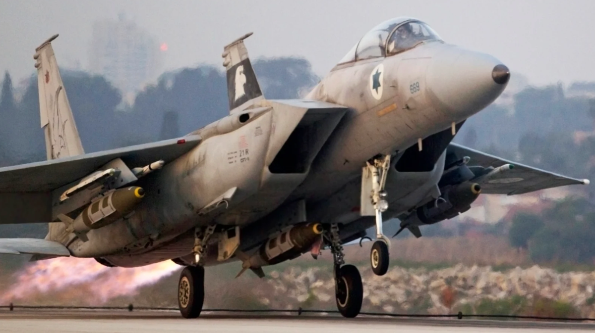 Theo thông tin từ trang web Axios của Mỹ, Quân đội Israel tuyên bố rằng, một khi Lầu Năm Góc Mỹ phát tín hiệu, Israel sẽ lập tức tấn công Iran; và lúc này, Quân đội Israel đã sẵn sàng chuẩn bị cho cuộc chiến toàn diện với Iran. Ảnh: Chiến đấu cơ F-15 của Không quân Israel – Nguồn: Wikipedia