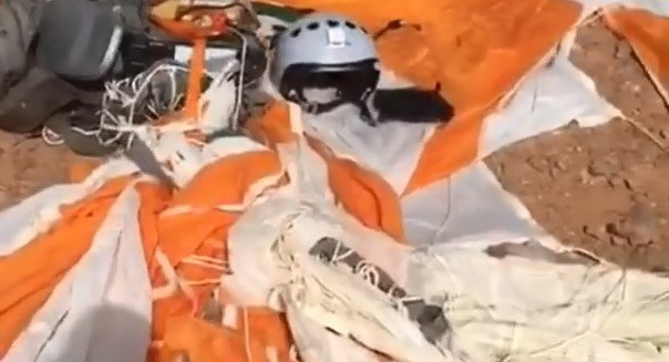 Một thông tin "giật gân" hơn nữa, là chiếc máy bay MiG-29 bị bắn rơi trên bầu trời Libya là của Belarus, được điều khiển bởi ... phi công Serbia. Vì sau khi Liên Xô tan rã, Minsk có 34 máy bay chiến đấu MiG-29/29S và MiG-29UB. Ảnh: Dù và mũ bay của phi công chiếc MiG-29 bị bắn rơi hôm 8/9 tại Lybia - Nguồn: AP