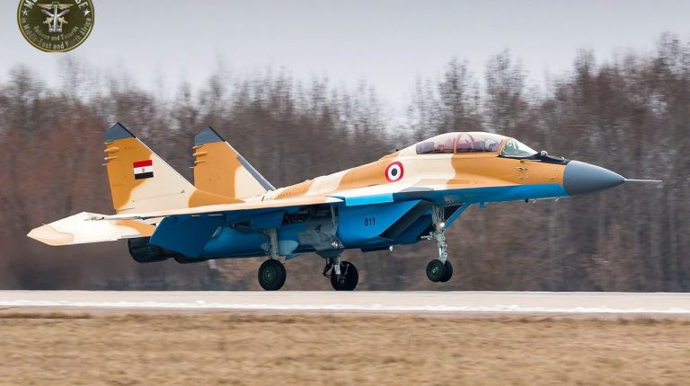 Nghi vấn số MiG-29 hiện đang hoạt động tại Lybia là của Ai Cập vì lý do, trong cuộc xung đột tại Libya hiện nay, Ai Cập đứng về phía quân đội của Haftar và thậm chí còn đề nghị hỗ trợ quân sự cho LNA; rất có thể, LNA đã thuê những chiếc MiG-29 của Ai Cập. Do Ai Cập là láng giềng với Lybia, vì vậy số MiG-29 mới có thể dễ dàng có mặt tại Lybia, mà không bị phát hiện. Ảnh: MiG-29 của Không quân Ai Cập - Nguồn: Wikipedia.