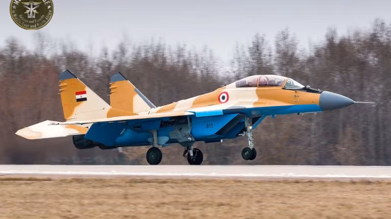 Nghi vấn số MiG-29 hiện đang hoạt động tại Lybia là của Ai Cập vì lý do, trong cuộc xung đột tại Libya hiện nay, Ai Cập đứng về phía quân đội của Haftar và thậm chí còn đề nghị hỗ trợ quân sự cho LNA; rất có thể, LNA đã thuê những chiếc MiG-29 của Ai Cập. Do Ai Cập là láng giềng với Lybia, vì vậy số MiG-29 mới có thể dễ dàng có mặt tại Lybia, mà không bị phát hiện. Ảnh: MiG-29 của Không quân Ai Cập - Nguồn: Wikipedia.