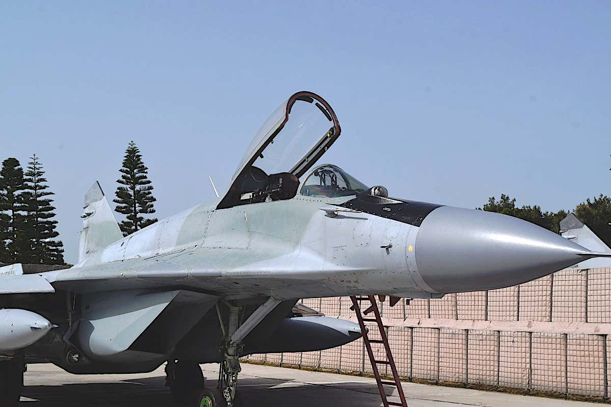 Từ năm 2017, những chiếc MiG-29SMT đã có mặt tại căn cứ không quân Khmeimim của Nga tại Syria để tiến hành thử nghiệm tính năng chiến đấu sau nâng cấp lên chuẩn 4+. Nhưng việc chuyển những chiếc MiG-29 của Nga từ Syria đến Libya là một việc khá khó khăn. Bộ Quốc phòng Nga thậm chí không bình luận về "dấu vết Nga" trên bầu trời Libya. Ảnh: Máy bay MiG-29SMT tại căn cứ không quân Khmeimim của Nga tại Syria - Nguồn: Topwar