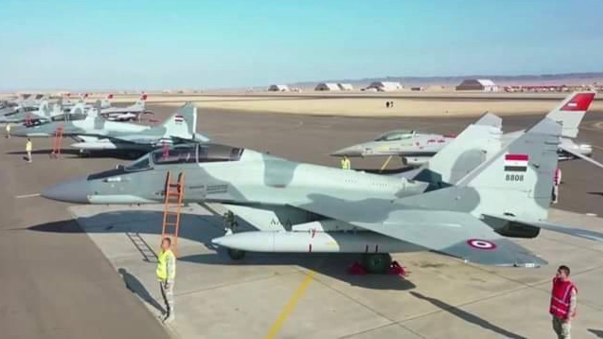 Một nghi vấn nữa là MiG-29 của Không quân Ai Cập; Ai Cập đã ký hợp đồng mua 46 chiếc MiG-29M và 6 chiếc MiG-29M2 (phiên bản hai chỗ ngồi) của Nga. Việc giao hàng theo hợp đồng này đã bắt đầu vào tháng 4/2018, và hiện tại, Ai Cập có ít nhất 14 chiếc MiG-29M2. Ảnh: MiG-29 của Không quân Ai Cập - Nguồn: Wikipedia.