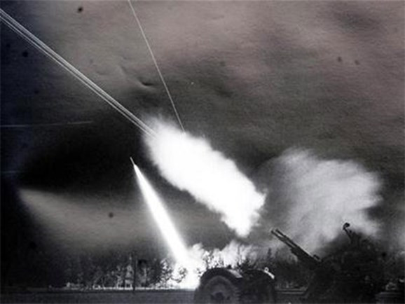 Thế trận phòng không nhiều tầng, “đánh vỗ mặt, đánh tạt sườn, đánh tập hậu” của các loại súng máy, pháo phòng không, tên lửa và không quân đã gây thiệt hại nặng nề cho không quân Mỹ dù chúng bay cao, thấp và thậm chí rất thấp. Nhiều phi công kỳ cựu Mỹ thừa nhận, họ chưa từng thấy hỏa lực phòng không dày đặc như vậy trong đời. Ảnh: Thế trận phòng không của ta trong chiến dịch Hà Nội – Điện Biên Phủ trên không năm 1972 - Nguồn: LSQSVN.