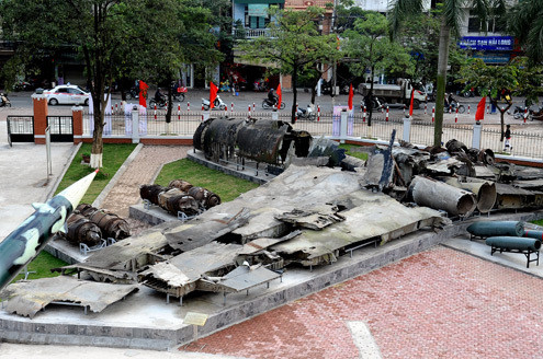 Bộ đội và nhân dân Việt Nam đã chứng minh cho cả thế giới thấy rằng, công nghệ hiện đại của quân đội hùng mạnh nhất, vẫn có thể thất bại thảm hại trước lòng quyết tâm và thế trận phòng không sáng tạo, rất Việt Nam và tận dụng tối đa khả năng của mọi vũ khí có trong tay và những chiến công như vậy “chỉ có ở Việt Nam”. Ảnh: Xác máy bay B-52 tại Bảo tàng chiến thắng B-52 tại Hà Nội – Nguồn: LSQSVN