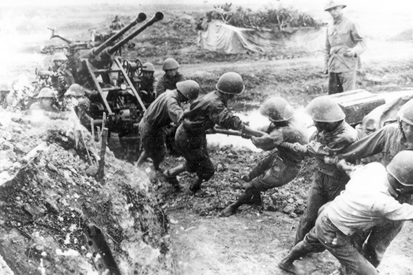 Ngày 24/12, máy bay chiến thuật Mỹ đánh ồ ạt vào Nhà máy điện Cao Ngạn, ga Lưu Xá và Khu gang thép Thái Nguyên. Các đơn vị pháo 37mm và 57mm của Trung đoàn đều chiến đấu đánh trả địch. Nhưng pháo trung cao 100 mm vẫn “án binh bất động” để giữ bí mật, dành lực lượng cho nhiệm vụ đánh B-52. Ảnh: Pháo phòng không chiếm lĩnh trận địa – Nguồn: LSQSVN.