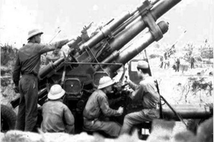 Đạn phát nổ ở các độ cao khác nhau khiến đội hình máy bay chiến thuật và tiêm kích hộ tống bị rối loạn, để trống mục tiêu chính là những chiếc B-52 to lớn, nặng nề. Ngay sau đó trinh sát thông báo có đám cháy lớn, nổ tung tóe như hoa cải trên vùng trời xã Cổ Lũng, huyện Phú Lương; lúc đó là 19h55’. Ảnh: Một khẩu đội pháo phòng không KS-19 của ta chống chiến tranh phá hoại của Mỹ năm 1972 - Nguồn: LSQSVN.