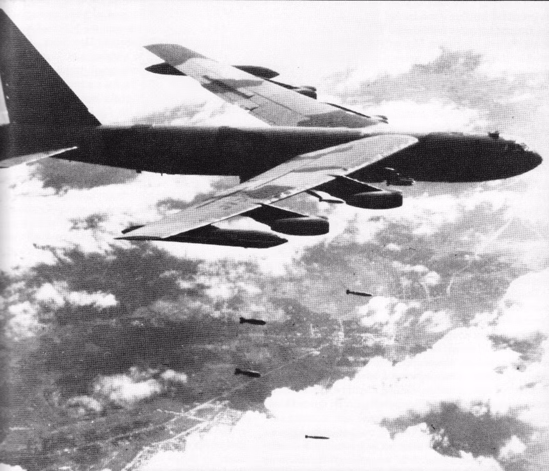 Đêm 18/12/1972, B-52 Mỹ bắt đầu ném bom Hà Nội. Ngay trong đêm, Trung đoàn cử đoàn cán bộ do đồng chí Hà Huy Quang - Tham mưu trưởng Trung đoàn dẫn đầu về Hà Nội nghiên cứu thủ đoạn hoạt động của máy bay ném bom B-52, rút kinh nghiệm cách đánh của đơn vị bạn để bổ sung vào phương án tác chiến của Trung đoàn. Ảnh: Máy bay ném bom B-52 đánh phá miền Bắc năm 1972 – Nguồn: LSQSVN