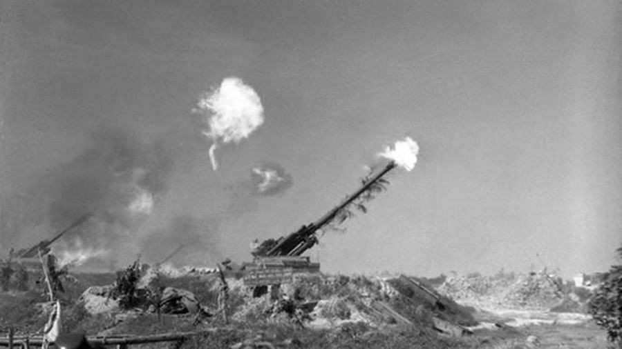 Đường bay B-52 được thể hiện trên bản đồ theo tín hiệu mạng tình báo B1 của Sở chỉ huy Quân chủng PKKQ rất là rõ. Khi máy bay ném bom B-52 đến cự ly thích hợp, 18 khẩu 100 mm đồng loạt nhả đạn với tọa độ và cự ly đúng theo phương án 1. Ảnh: Một trận địa pháo KS-19 của ta đang đánh trả máy bay Mỹ - Nguồn: LSQSVN.