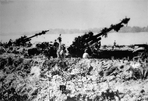 Sau này, khi bình công, Đại đội 5 của Đại đội trưởng Nguyễn Công Tuấn (trận địa ở xã Quang Vinh) được xác định là đã giăng màn đạn đúng đường bay của B-52 trong cả 2 trận đánh, và được công nhận bắn hạ cả 2 chiếc B52. Ảnh: Một trận địa pháo phòng không KS-19 của ta chống chiến tranh phá hoại của Mỹ năm 1972 - Nguồn: LSQSVN.