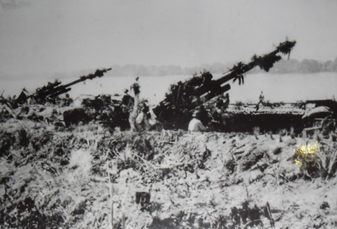 Tối 24/12, lúc 19h40’ nhiều tốp EB-66 và F-4 bay vào vùng trời Thái Nguyên, phóng nhiễu và tập kích các mục tiêu để thu hút hỏa lực của ta. Mấy phút sau, những tốp B-52 xuất phát từ căn cứ Utapao (Thái Lan) bắt đầu tiến vào ở độ cao 10.000 mét. Ảnh: Một trận địa pháo KS-19 của ta trong chống chiến tranh phá hoại của Mỹ năm 1967 - Nguồn: LSQSVN.