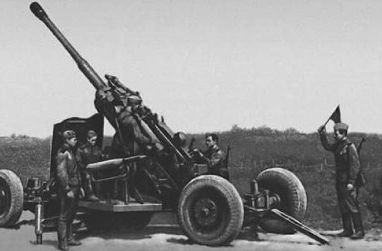 Năm 1964, Liên Xô bắt đầu viện trợ cho Việt Nam loại pháo phòng không này. KS-19 có khả năng tiêu diệt mục tiêu trên không ở tầm bắn hiệu quả 13.700 mét, tối đa là 15.000 mét. Tầm bay của B-52 khi tác chiến chỉ là 9.000- 11.000 mét, nên KS19 thừa sức bắn tới. Ảnh: Pháo 100 mm KS-19 - Nguồn: Wikipedia