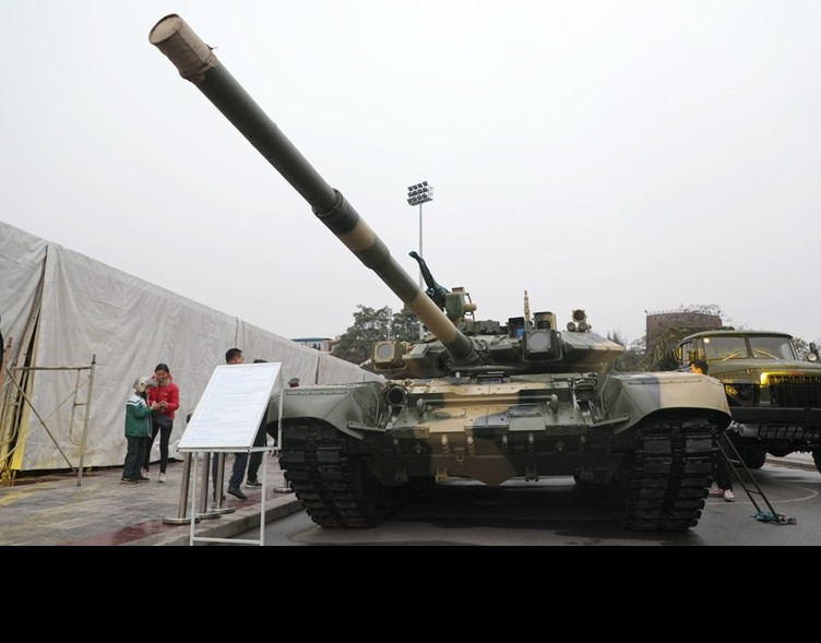 Tuy vậy, xe tăng T-90S/SK Việt Nam không chỉ hội tụ những ưu điểm như hỏa lực mạnh bởi pháo chính 2A46M cỡ 125mm cực kỳ uy lực, lớp giáp dày cùng sự bổ sung giáp phản ứng nổ thế hệ 2 tiên tiến Kontakt - 5 của Nga và hệ thống phòng vệ chủ động Shtora-1M với đặc trưng là cặp đèn nhiễu OTShU-1-7M thì nó còn có một phòng không chống mục tiêu bay tầm thấp vô cùng đáng gờm, có thể tự bảo vệ mình trong một số trường hợp thiếu thốn ô phòng không lục quân. Ảnh: Cận cảnh giáp trước của xe tăng T-90S/SK Việt Nam