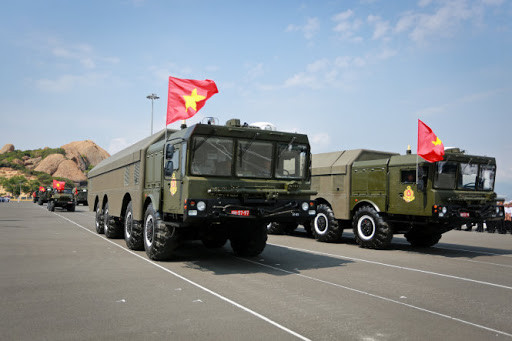 Ở tầm xa nhất, Việt Nam hiện nay đang có 3 Lữ đoàn tên lửa bờ được xem là có “máu mặt” nhất khu vực với 2 Lữ đoàn trang bị hệ thống tên lửa phòng thủ bờ biển K-300P Bastion-P sử dụng tên lửa P-800 Yakhont và 1 Lữ đoàn trang bị hệ thống tên lửa phòng thủ bờ biển 4K44 Redut sử dụng tên lửa P-28M, P-35B. Đây đều là những loại tổ hợp có tầm bắn tối đa từ 280km cho đến hơn 300km, đủ sức bao quát một vùng rộng lớn lãnh hải nước ta, khiến bất cứ tàu mặt nước nào của đối phương cũng đều là mục tiêu vô cùng khả năng trong tầm bắn của chúng. Ảnh: Xe phóng tổ hợp K-300P Bastion-P - Nguồn: QĐND.