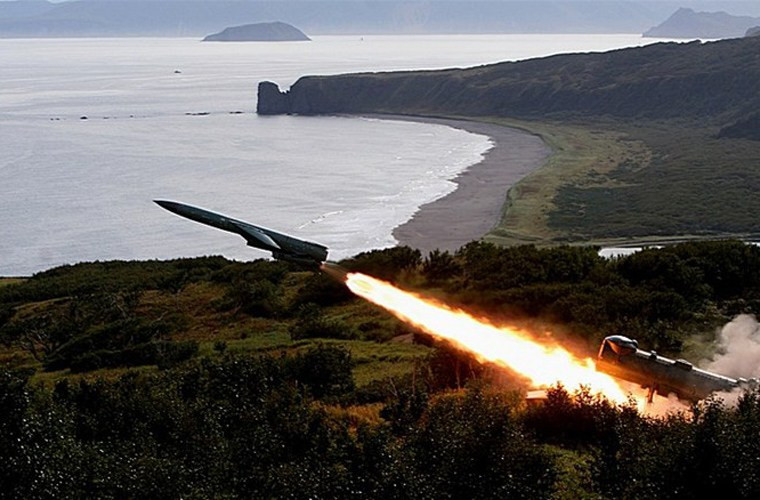 Đặc điểm của các hệ thống tên lửa phòng thủ bờ biển Việt Nam là đều được đặt trên khung gầm xe việt dã, do đó có thể nhanh chóng triển khai chiến đấu đến các trận địa bí mật, khai hỏa tên lửa và sau đó rút lui nhanh chóng. Ngoài ra, dù được biên chế tại các đơn vị cố định nhưng các tổ hợp cũng có thể cơ động di chuyển đến nhiều nơi khác nhau trên chiều dọc lãnh thổ để chiến đấu bảo vệ đường biển của Tổ quốc. Ảnh: Tổ hợp 4K44 khai hỏa tên lửa - Nguồn: QĐND.