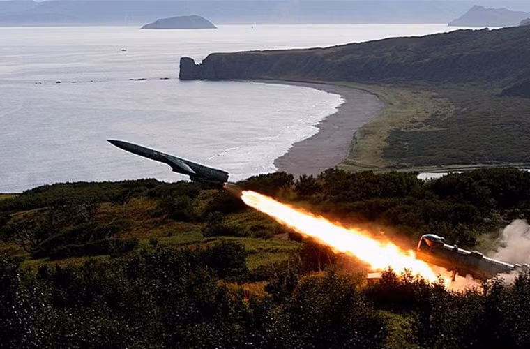 Đặc điểm của các hệ thống tên lửa phòng thủ bờ biển Việt Nam là đều được đặt trên khung gầm xe việt dã, do đó có thể nhanh chóng triển khai chiến đấu đến các trận địa bí mật, khai hỏa tên lửa và sau đó rút lui nhanh chóng. Ngoài ra, dù được biên chế tại các đơn vị cố định nhưng các tổ hợp cũng có thể cơ động di chuyển đến nhiều nơi khác nhau trên chiều dọc lãnh thổ để chiến đấu bảo vệ đường biển của Tổ quốc. Ảnh: Tổ hợp 4K44 khai hỏa tên lửa - Nguồn: QĐND.