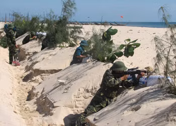 Và cuối cùng đó là lớp vũ khí bộ binh các loại. Sau khi lọt qua được muôn vàn các lớp phòng thủ bờ biển từ xa, trung cho đến gần thì lúc đặt chân lên được bãi biển, quân thù sẽ còn phải đối mặt với các loại vũ khí bộ binh của quân ta như súng cá nhân, súng chống tăng, súng máy hạng nặng, súng không giật DKZ, … với bố trí công sự hầm hào chạy dọc bãi biển và mật độ hỏa lực dày đặc. Ảnh: Trận địa chống quân địch đổ bộ đường biển bằng súng cá nhân - Nguồn: QĐND.