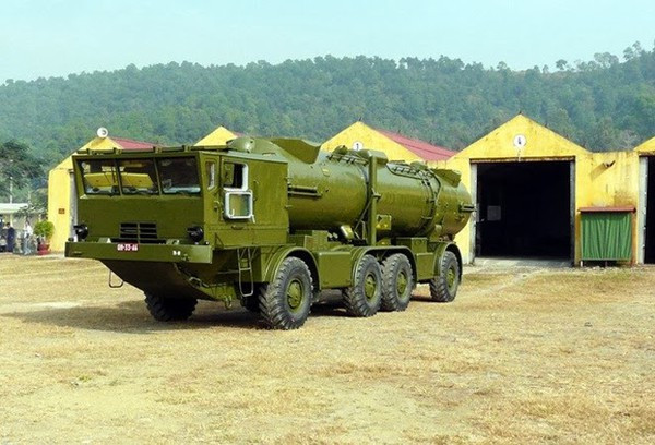 Dù cho có tuổi đời đã khá cao nhưng tổ hợp 4K44 Redut vẫn không hề tổ ra kém cạnh về tầm bắn so với đàn em Bastion-P của mình. Tổ hợp sử dụng các loại tên lửa P-28M, P-35B có tầm bắn tối đa khoảng 300km, tuy rằng nó đã khá lạc hậu, tốc độ bay của tên lửa không quá nhanh, công nghệ đã cũ tuy nhiên một phát bắn trúng mục tiêu cũng có thể hạ gục cả chiến hạm có lượng giãn nước lên tới vạn tấn. Ảnh: Triển khai huấn luyện xe phóng của tổ hợp 4K44 - Nguồn: QĐND.