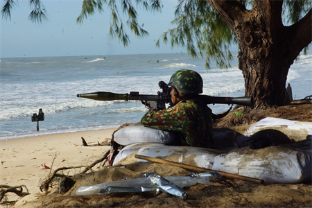 Việt Nam hơn ai hết hiểu được sự lợi hại của tác chiến đổ bộ khi trong lịch sử. Do đó, trong suốt thời gian qua, Việt Nam đã phát triển cho mình một hệ thống phòng thủ bờ biển nhiều tầng, nhiều lớp, chống tiếp cận, chống xâm nhập một cách triệt để từ phía biển. Ảnh: Chống đổ bộ bằng vũ khí bộ binh - Nguồn: QĐND.