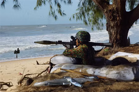 Việt Nam hơn ai hết hiểu được sự lợi hại của tác chiến đổ bộ khi trong lịch sử. Do đó, trong suốt thời gian qua, Việt Nam đã phát triển cho mình một hệ thống phòng thủ bờ biển nhiều tầng, nhiều lớp, chống tiếp cận, chống xâm nhập một cách triệt để từ phía biển. Ảnh: Chống đổ bộ bằng vũ khí bộ binh - Nguồn: QĐND.