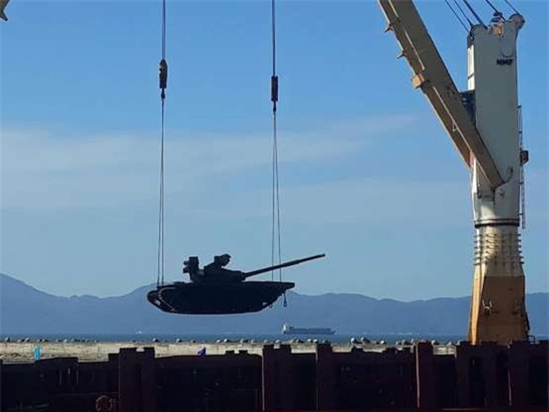 Thực ra, Việt Nam cũng không quá lạ lẫm với mẫu xe tăng T-72B1MS bởi đây chính là loại xe tăng chiến đấu chủ lực hiện đại nhất của lục quân Lào anh em hiện nay, chính thức được Nga bàn giao từ năm 2018. Cộng với đó là tình hữu nghị, đoàn kết gắn bó chặt chẽ của hai nước, hai quân đội Việt - Lào nên Việt Nam có thể đã có những sự học hỏi, trao đổi về khả năng, kỹ chiến thuật của loại xe tăng mới này, từ đó có những đánh giá cho riêng mình. Ảnh: Xe tăng T-72B1MS của Lào tại cảng Tiên Sa.