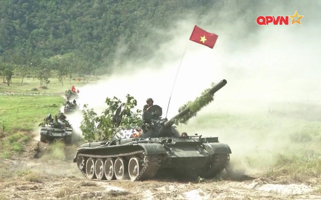 Tuy nhiên, các xe tăng T-54/55 và Type-59 trong quân đội ta vốn chiếm số lượng lớn, xương sống chủ lực trong chiến đấu Tăng - thiết giáp thì hiện nay đã quá lạc hậu, cũ kỹ, khó có thể đáp ứng được yêu cầu của chiến trường hiện đại. Thậm chí, Việt Nam vẫn còn đang duy trì những chiếc xe tăng T-54 Mod 1947, được sản xuất từ những năm cuối 1940 - đầu 1950, đến nay đã phục vụ được 70 năm. Nhiều chiếc đã chiến đấu vô cùng tích cực trong cuộc Kháng chiến chống Mỹ và vẫn còn trong biên chế sẵn sàng chiến đấu cho tới ngày nay. Ảnh: Đội hình xe tăng T-54B trên thao trường huấn luyện.