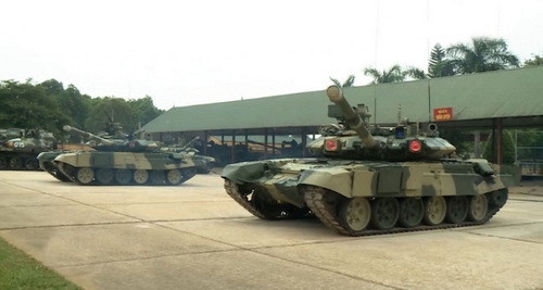 Việt Nam hiện nay cần một loại xe tăng có khả năng chiến đấu vượt trội so với T-54/55, T-62, tiệm cận T-90S/SK nhưng lại có giá thành rẻ để có thể mua sắm với số lượng lớn. Nắm bắt được tình hình này, trong kế hoạch đầu tư phát triển trong nhiệm kỳ tới, Binh chủng Tăng - Thiết giáp có thể sẽ nhập khẩu loại xe tăng chiến đấu chủ lực T-72B1MS mới nhằm nâng cao sức mạnh của Lục quân Việt Nam, đẩy nhanh quá trình hiện đại hóa quân đội. Ảnh: Xe tăng T-90S/SK Việt Nam thao diễn kỹ thuật.