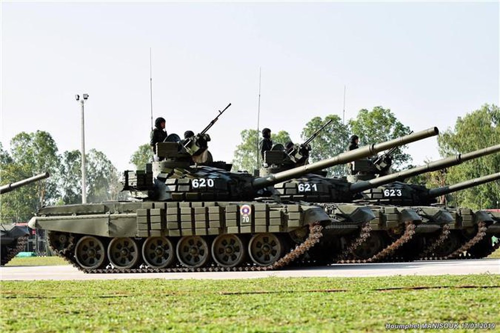 Về khả năng bảo vệ, xe được bọc giáp phản ứng nổ Kontakt-1 - Thế hệ ERA đầu tiên do Liên Xô phát triển cho xe tăng, có khả năng bảo vệ tương đương với 400mm thép cán đồng nhất (RHA), tuy nhiên nó sử dụng các khối nổ 4S20 có độ nhạy cảm thấp nên gần như vô dụng trước đạn xuyên động năng của đối phương. Mặc dù vậy, tỉ lệ diện tích được bao phủ bởi giáp phản ứng nổ trên xe tăng T-72B1MS vẫn hơn đáng kể so với T-90S/SK. Ảnh: Xe tăng T-72B1MS của lục quân Lào.