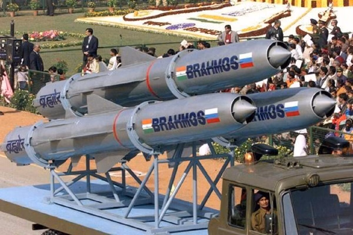 Đợt thử nghiệm diễn ra sau khi các bệ phóng tên lửa BrahMos tấn công trên bộ đã được điều động đến Ladakh và Arunachal Pradesh, bên cạnh xe tăng, lựu pháo, tên lửa không đối đất và các vũ khí khác, trong kế hoạch sẵn sàng toàn diện trong đối phó Trung Quốc.