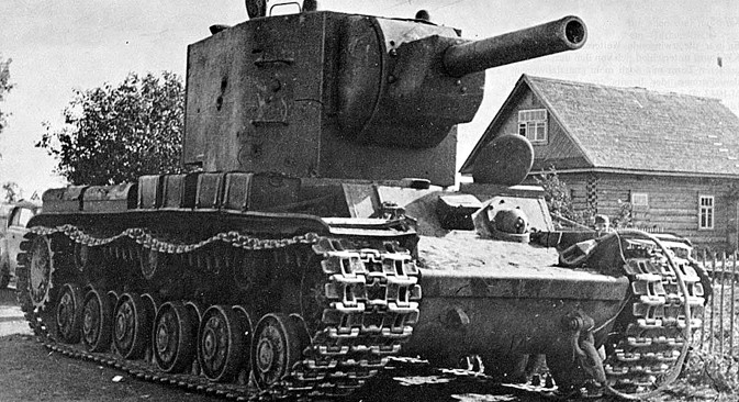 KV-2 vẫn giữ nguyên khung gầm của KV-1, nhưng thay tháp pháo dùng lựu pháo 152 mm. Mặc dù có hỏa lực mạnh, nhưng nhược điểm là nặng nền và kém cơ động; nên chỉ có khoảng từ 200 đến 250 chiếc KV-2 được chế tạo. Ảnh: Xe tăng KV-2. Nguồn: Wikipedia.
